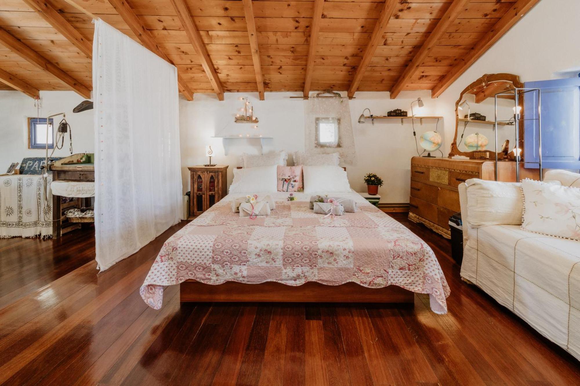 Artistic Home- 250yr Old Traditional Villa *