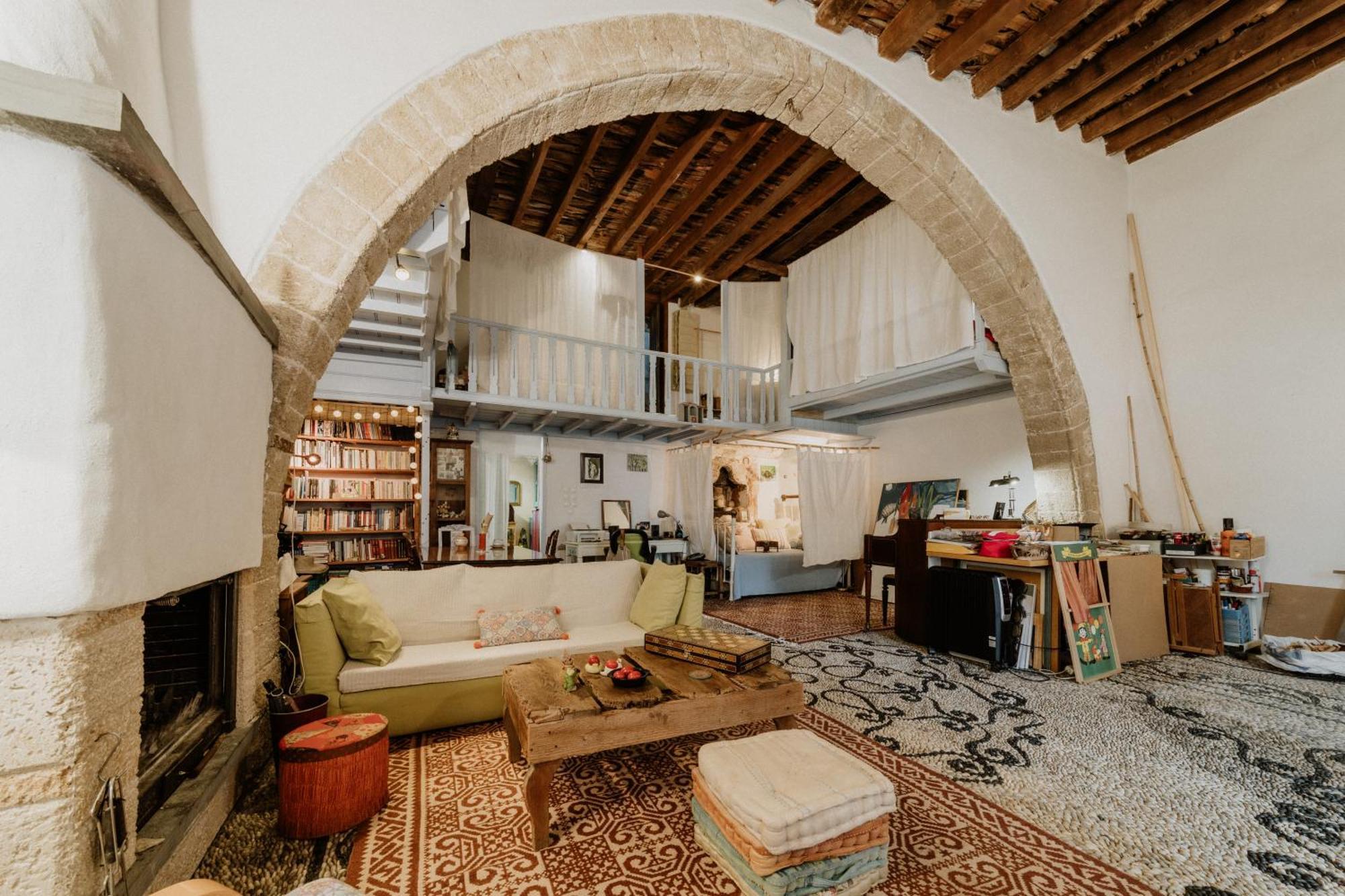 Artistic Home- 250yr Old Traditional Villa